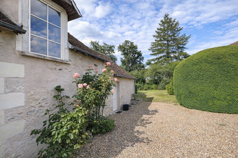 PROPRIETE DE 220 M² SUR 700 M² DE TERRAIN - 4/5 CHAMBRES - PISCINE - JARDIN ARBORE - POUR LES AMOUREUX DE L AUTHENTIQUE photo 5
